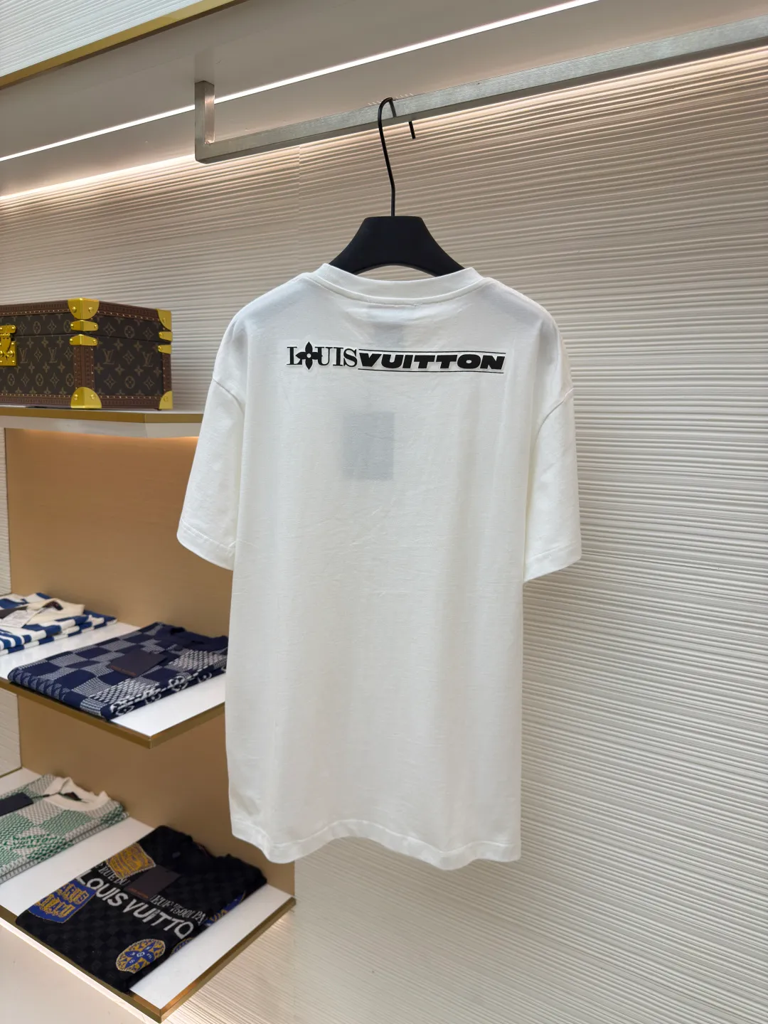 LOUIS VUITTON Colorful embossed embossed T-shirt ●Authentic product: Purchased and developed for 7700 ●Item number: 1680326-A00 ●Material: long-staple cotton fabric ●Technology: embossed embossed production ●Version: fitted version ●Weight: about 275 grams ●Size: S-M-L-XL ●Description: The fabric is made of 40s double-ply long-staple cotton yarn plain fabric, and the fabric surface is treated with dust-free lint technology. The finished fabric is passed through a mercerizing machine to increase the gloss of the fabric. It is matched with 32s double-ply cotton cover silk cylindrical open rib. The front and rear sleeves are screen printed with an eight-claw machine, and the Y pattern is scanned. To make large-scale film stencils, we use a water slurry + glue mixed material for color printing. We open a convex embossing mold according to the printing film, and accurately cut the pieces by hand to emboss the printed letters. The inside is filled with 4-mile-thick sponge material. The front panel is embroidered with a domestic high-speed machine, and the rayon thread is used to embroider the letters. The overall wiring is straight and delicate, the fabric is comfortable and soft, and the color is consistent without color difference. It can be matched with the same style to create a fashionable look and control various occasions. Customized accessories, complete with three standards, same style for men and women!